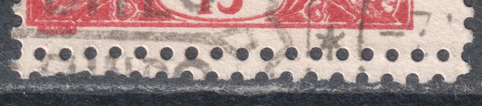detail dolní strany se dvěma řadami otvorů / detail of the bottom side with two rows of holes